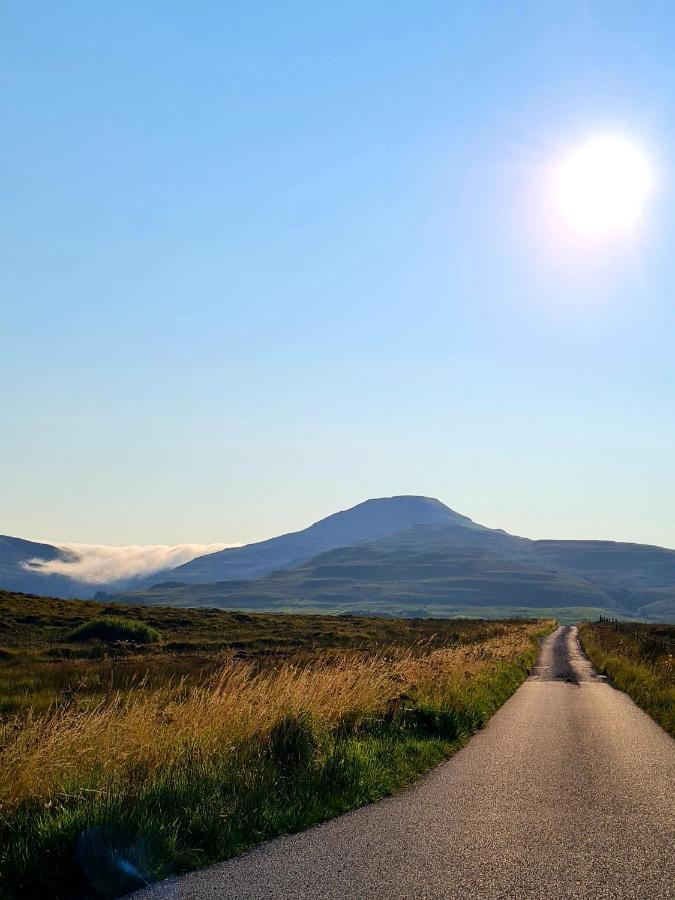 ホテル Atholl House Skye ダンヴェガン エクステリア 写真