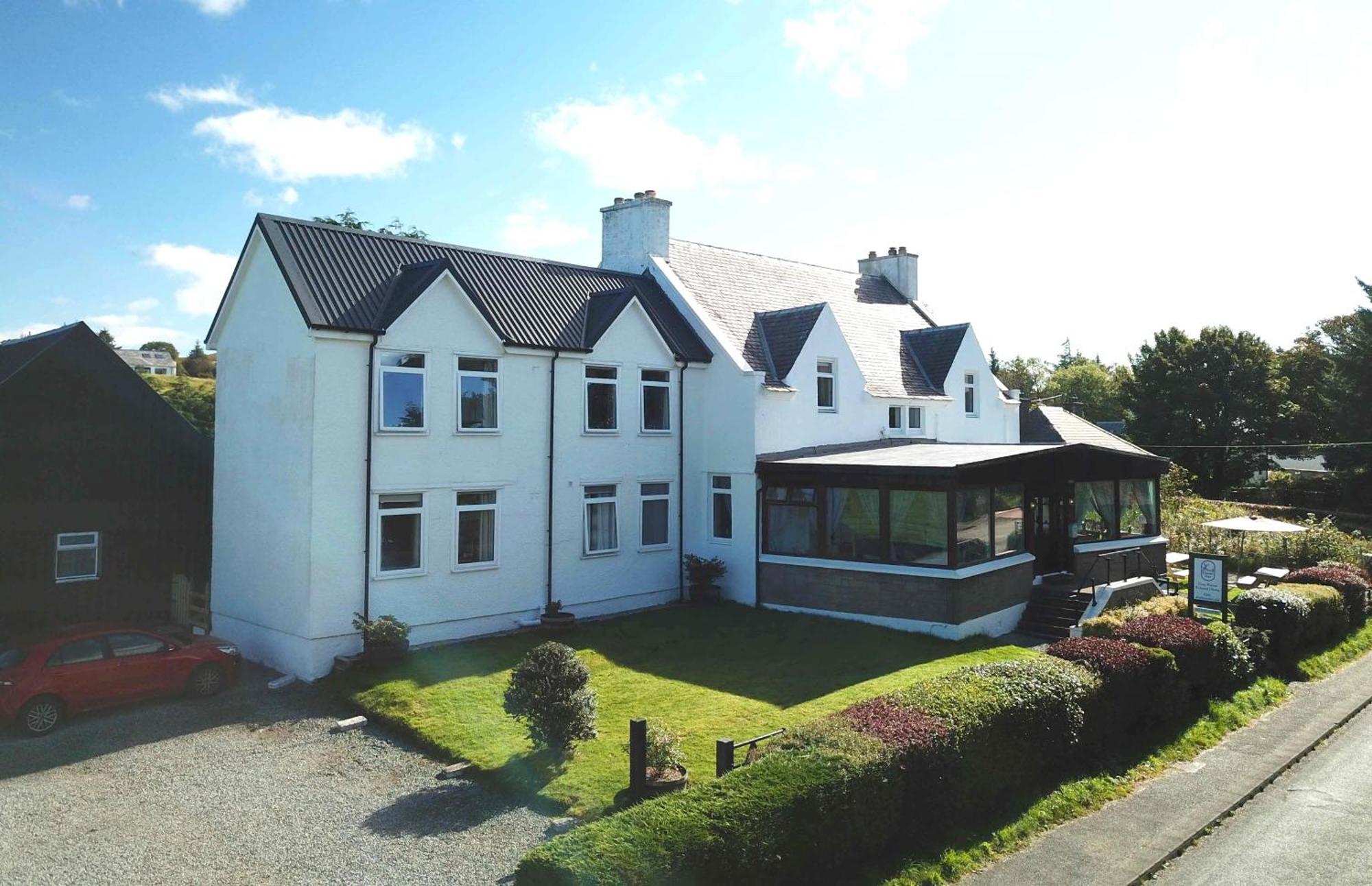 ホテル Atholl House Skye ダンヴェガン エクステリア 写真